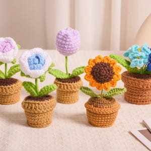 Mini maceta de ganchillo hecha a mano, arreglo floral eterno.