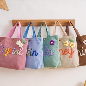 Borsa per bambini in velluto a coste lavorata all'uncinetto, borsa personalizzata con nome per neonati, borsa da picnic floreale, regalo per il ritorno a scuola.
