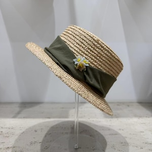 Straw Boater Hat with Olive Green Band and Floral Accent – Vintage Style Summer Hat
