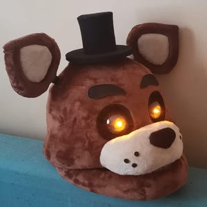 Freddy Fazbear Cosplay Helmet – FNAF-Inspired Mask – Animatronic Head – LED Eyes – Movable Jaw – Halloween Costume – Adult/Child Size