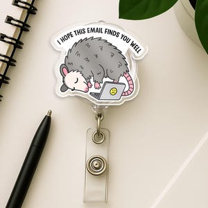 Grappige opossum-badgereel, schattige intrekbare ID-houder met laptopcitaat, badgeclip dierenverpleegster, kantoorhumorcadeau voor collega's