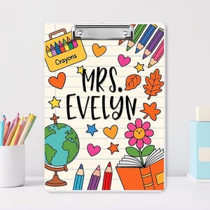 Portapapeles personalizado para profesores con diseño de letras de regreso a clases: portapapeles acrílico personalizado para el aula o como regalo para profesores. Proveedor escolar.