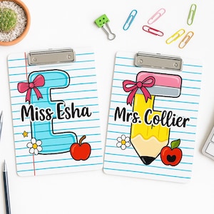 Portapapeles personalizado para profesores con diseño de letras de regreso a clases: portapapeles acrílico personalizado para el aula o como regalo para profesores. Proveedor escolar.