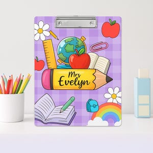 Portapapeles personalizado para profesores con diseño de letras de regreso a clases: portapapeles acrílico personalizado para el aula o como regalo para profesores. Proveedor escolar.