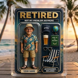 Può includere: Un set di action figure novità con la scritta "RETIRED" in lettere dorate. La figura è un uomo con una camicia floreale, pantaloncini e un cappello. Gli accessori includono un cappello, un mappamondo, un libro, birra, occhiali da sole e una sedia a sdraio. È visibile anche il testo "NOT MY PROBLEM ANYMORE".