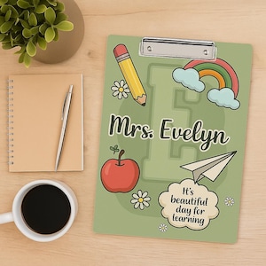 Portapapeles personalizado para profesores con diseño de letras de regreso a clases: portapapeles acrílico personalizado para el aula o como regalo para profesores. Proveedor escolar.