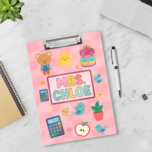 Bonita pizarra rosa para profesor/a: diseño de oso y pájaros con útiles escolares. Regalo personalizado para preescolar o aula.