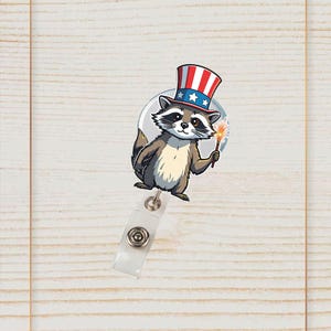 Bobine d'insigne de raton laveur mignon avec chapeau patriotique du 4 juillet et feu d'artifice, porte-carte d'identité d'infirmière, accessoire de célébration des États-Unis