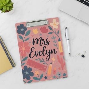 Portapapeles personalizado para profesores con diseño de letras de regreso a clases: portapapeles acrílico personalizado para el aula o como regalo para profesores. Proveedor escolar.