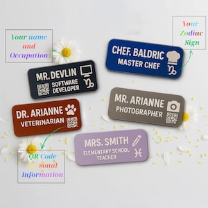 Puede incluir: Una colección de placas de identificación rectangulares en varios colores, incluyendo azul, negro, marrón, gris y lavanda. Cada placa muestra un nombre, una ocupación y un signo zodiacal. Algunas placas también presentan un código QR e iconos relevantes.