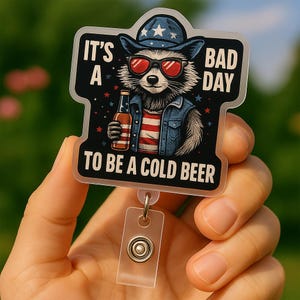 Bobine d'insigne raton laveur amusante - « It's a bad day to be a cold beer » - porte-carte d'identité patriotique amateur de bière - accessoire de travail du 4 juillet