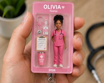 Aangepaste verpleegkundige badgehaspel, gepersonaliseerd 2026 afstudeercadeau, roze miniatuur speelgoeddoos ID-houder, acryl geregistreerd verpleegkundige naamplaatje, draagkoord