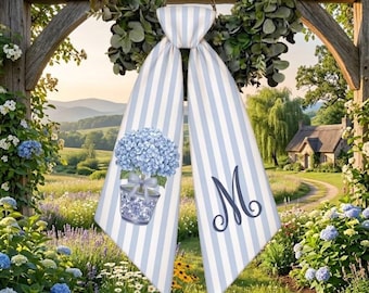 Adorno de puerta con lazo de hortensias, inicial personalizada, decoración para puerta principal, lazo con monograma de rayas azules, alternativa a la corona de primavera/verano.