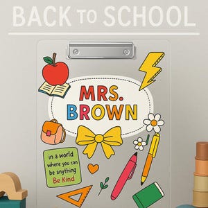 Portapapeles personalizado para profesores con diseño de letras de regreso a clases: portapapeles acrílico personalizado para el aula o como regalo para profesores. Proveedor escolar.