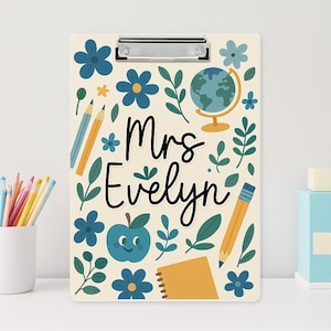 Portapapeles personalizado para profesores con diseño de letras de regreso a clases: portapapeles acrílico personalizado para el aula o como regalo para profesores. Proveedor escolar.