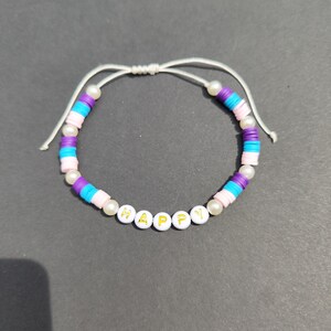 HAPPY Armband – Buntes Buchstaben-Armband mit Perlen & Gummischeiben – Verstellbares Freundschaftsarmband – Gute-Laune-Schmuck