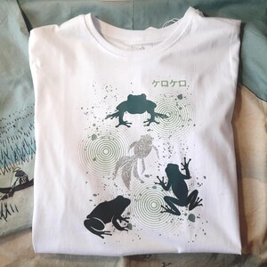 キラキラ輝く金魚のカエル池Tシャツ：日本風ミニマリストのクロクロシャツ - 鯉好きへのギフト