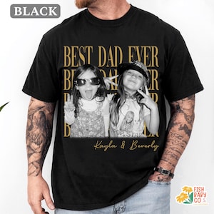 Puede incluir: Camiseta negra con texto dorado "BEST DAD EVER" y una foto en blanco y negro de dos ni&ntilde;as. Los nombres "Kayla & Beverly" est&aacute;n escritos en dorado debajo.