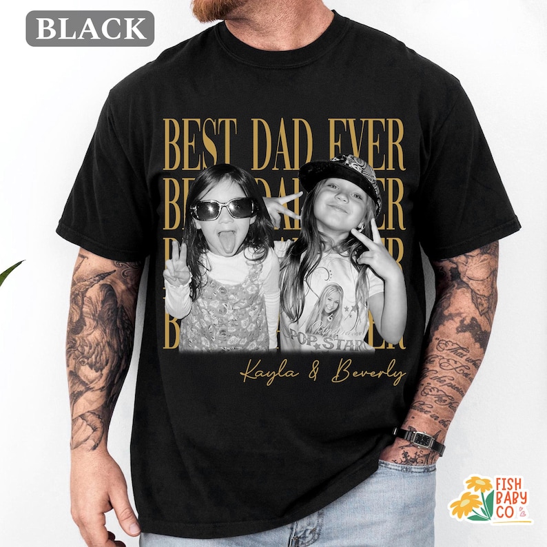 Puede incluir: Camiseta negra con texto dorado "BEST DAD EVER" y una foto en blanco y negro de dos ni&ntilde;as. Los nombres "Kayla & Beverly" est&aacute;n escritos en dorado debajo.