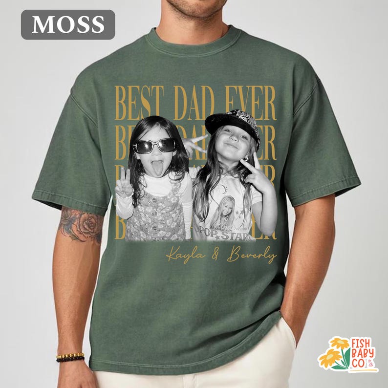 Puede incluir: Camiseta verde musgo con una foto en blanco y negro de dos ni&ntilde;as. La camiseta tiene el texto "BEST DAD EVER" en letras doradas. Debajo de la foto est&aacute;n los nombres "Kayla & Beverly" en cursiva dorada.