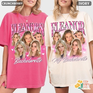 Pu&ograve; includere: Due magliette, una in Crunchberry e l'altra in Ivory, presentano una grafica del volto di una donna e il testo "Eleanor's Bachelorette" e "My Bachelorette". Le magliette sono a girocollo.