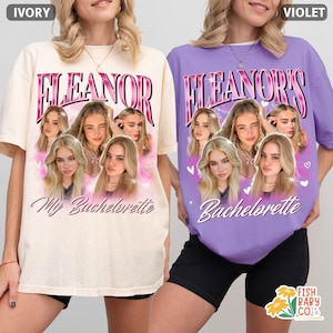 Pu&ograve; includere: Due magliette, una avorio e una viola, con un design grafico. La maglietta avorio ha il nome "Eleanor" in corsivo rosa sopra un collage di foto e il testo "My Bachelorette". La maglietta viola dice "Eleanor's Bachelorette".