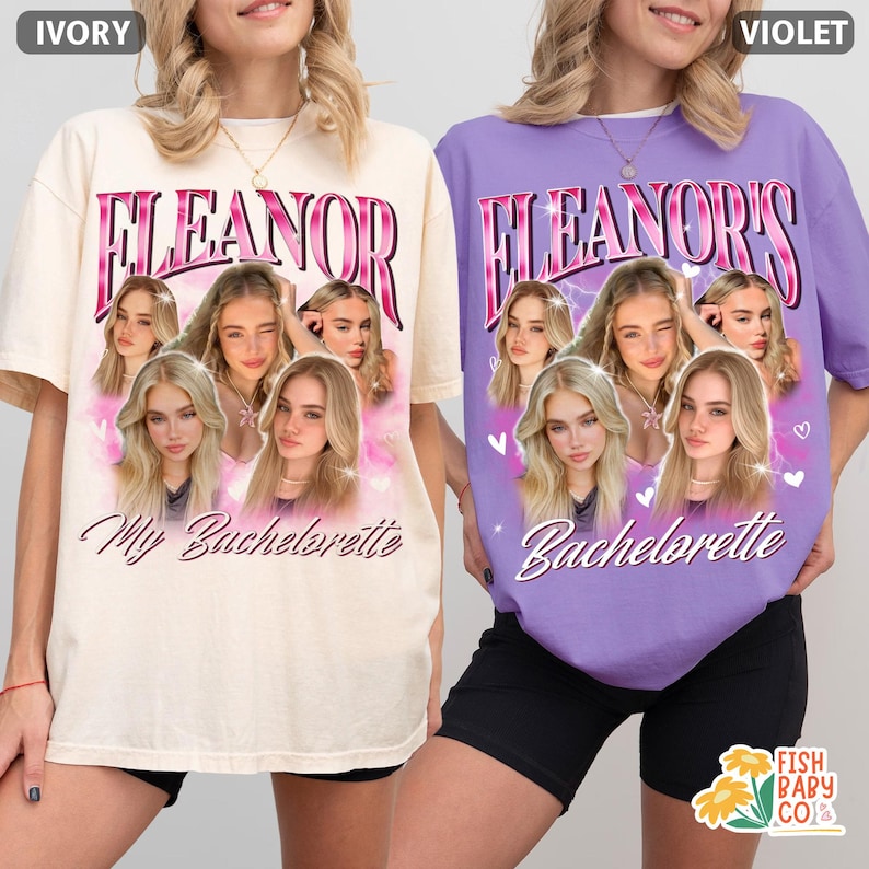 Pu&ograve; includere: Due magliette, una avorio e una viola, con un design grafico. La maglietta avorio ha il nome "Eleanor" in corsivo rosa sopra un collage di foto e il testo "My Bachelorette". La maglietta viola dice "Eleanor's Bachelorette".