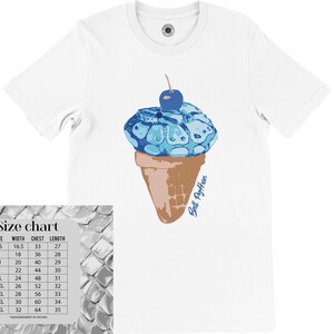 K&ouml;nnte beinhalten: Wei&szlig;es T-Shirt mit einem blauen Eiswaffel-Design und einer Kirsche. Die Waffel ist braun und das Eis hat ein schlangenartiges Muster. Der Text "Ball Python" ist blau. Eine Gr&ouml;&szlig;entabelle ist ebenfalls enthalten.
