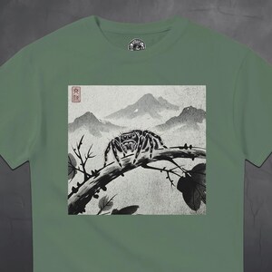 Hoppande spindel T-shirt - japansk bläckstil - gotisk natur T-shirt - läskig söt estetik - present till spindelälskare bild 3