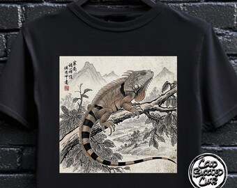 Może przedstawiać: Czarna koszulka z ilustracją iguany w stylu tradycyjnej sztuki azjatyckiej. Iguana siedzi na gałęzi, z krajobrazem w tle. Koszulka ma okrągłe logo w prawym dolnym rogu.