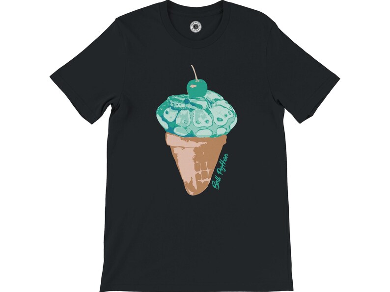 K&ouml;nnte beinhalten: Schwarzes T-Shirt mit einer skurrilen Illustration eines eiscreme-f&ouml;rmigen Eis mit Schlangenmuster, gekr&ouml;nt von einer Kirsche. Der Kegel ist braun und das Eis ist t&uuml;rkis. Der Text "Ball Python" ist t&uuml;rkis auf dem Kegel geschrieben.