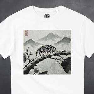 Hoppande spindel T-shirt - japansk bläckstil - gotisk natur T-shirt - läskig söt estetik - present till spindelälskare bild 4