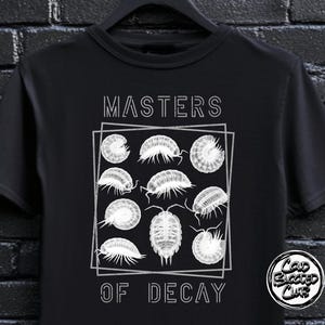 Peut inclure: T-shirt noir avec un motif blanc représentant diverses illustrations d'isopodes dans un cadre rectangulaire. Le texte "MASTERS OF DECAY" est au-dessus et en dessous du motif. Un logo circulaire avec du texte est en bas à droite.