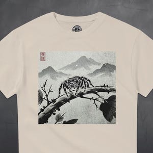 Hoppande spindel T-shirt - japansk bläckstil - gotisk natur T-shirt - läskig söt estetik - present till spindelälskare bild 2
