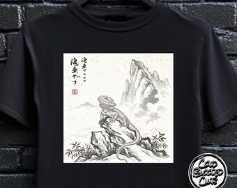 Może przedstawiać: Czarny t-shirt z czarno-białą ilustracją brodatego smoka na skale, na tle górskiego krajobrazu. Projekt zawiera japoński tekst i czerwoną pieczęć. Okrągłe logo z napisem "Cold Blooded Club" znajduje się po prawej stronie u dołu.