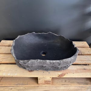 Lavabo de basalto, lavabo de piedra negra artesanal, encimera irregular natural para casa de campo o tocador, listo para enviar.
