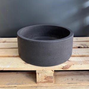 Lavabo redondo de mármol basáltico negro, lavabo de encimera de piedra natural hecho a mano para decoración de baño de estilo rústico moderno, listo para enviar.