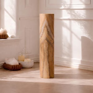 Lyxig piedestal i gul travertin, handgjord cylindersockel i sten, runt sidobord i hantverksstil