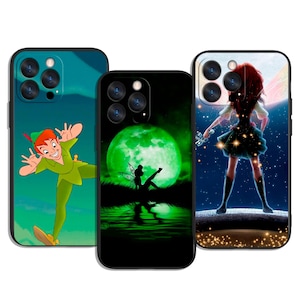 Può includere: Tre custodie per telefono con disegni a tema fantasy. Una custodia presenta Peter Pan in abito verde su sfondo turchese. Un'altra mostra una silhouette di fata con una luna verde. La terza mostra una fata con una spada su uno sfondo stellato.