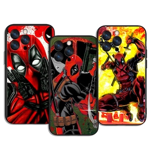 Puede incluir: Tres fundas para teléfono con ilustraciones de Deadpool. Las fundas muestran a Deadpool en varias poses de acción, con una combinación de colores rojo y negro. Los diseños incluyen ilustraciones de estilo cómic con composiciones dinámicas.