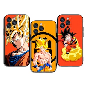 Puede incluir: Tres fundas para teléfono con personajes de Dragon Ball Z. Las fundas tienen fondos naranjas y negros con ilustraciones de Goku. Las fundas están diseñadas para adaptarse a un teléfono inteligente y tienen recortes para la cámara.