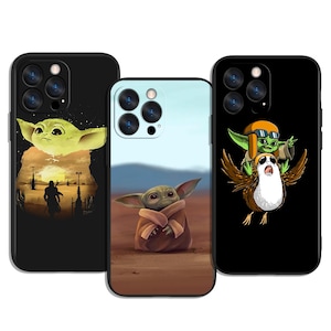 Op de afbeelding: Drie telefoonhoesjes met Star Wars-personages. Eén hoesje heeft een geel en zwart ontwerp met een silhouet en een groen personage. Een ander hoesje heeft een groen personage in een bruine mantel. Het derde hoesje heeft een groen personage met een bril op een vogel.