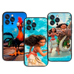 Könnte beinhalten: Drei Handyhüllen mit Zeichentrickfiguren. Eine zeigt einen Hahn, eine andere Moana und die dritte Moana, Maui und einen Haken. Die Hüllen haben einen schwarzen Rand und einen blauen Hintergrund.