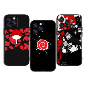 Op de afbeelding: Drie zwarte telefoonhoesjes met anime-ontwerpen. Eén hoesje heeft een rood-wit ventilatorsymbool met rode wolkenaccenten. Een andere heeft een rood spiraalontwerp. De derde hoes toont een groep anime-personages in rood en zwart.