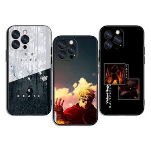 Op de afbeelding: Drie telefoonhoesjes met unieke ontwerpen. Eén hoesje toont een zwart-wit bosscène met de woorden "LIFE" en "DEATH" in het Engels en Japans. Een ander hoesje toont een personage in een rode cape tegen een zonsondergang. Het derde hoesje heeft een zwarte achtergrond met "Vinland Saga" tekst.