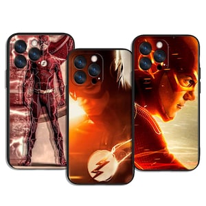 Könnte beinhalten: Drei Handyhüllen mit The Flash. Die Hüllen zeigen Bilder des Superhelden in verschiedenen Actionposen, mit einem rot-goldenen Farbschema. Die Hüllen haben einen schwarzen Rand und sind für ein Smartphone konzipiert.