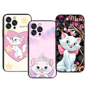 Op de afbeelding: Drie telefoonhoesjes met het personage Marie uit de Aristokatten. De ontwerpen omvatten een roze hart, een roze lucht en een zwart bloemenpatroon. Op elke hoes staat het woord "Marie".