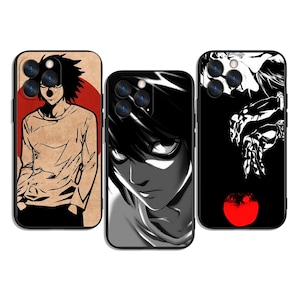 Peut inclure: Trois coques de téléphone avec des illustrations de personnages de style anime. Les coques ont des bordures noires et présentent différents motifs : une figure contre un cercle rouge, un portrait en niveaux de gris et une illustration en noir et blanc avec un point rouge.
