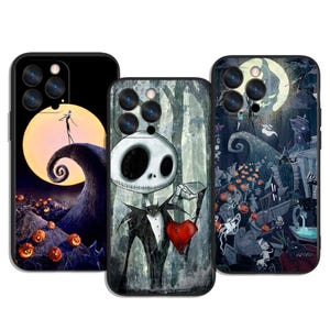 Puede incluir: Tres fundas para teléfono con diseños de Pesadilla antes de Navidad. Una funda muestra a Jack Skellington en una colina con luna llena. Otra representa a Jack sosteniendo un corazón. La tercera funda muestra una escena de pueblo espeluznante.