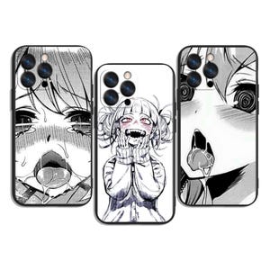 Può includere: Tre custodie per telefono con illustrazioni in stile manga. Le custodie presentano immagini in bianco e nero di personaggi anime con volti espressivi. La custodia centrale mostra un personaggio con le trecce e un maglione. Le custodie hanno bordi neri e ritagli per la fotocamera.